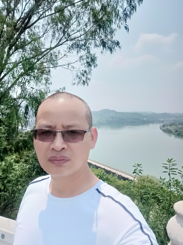 随缘随性的第一张照片--光泽相亲网